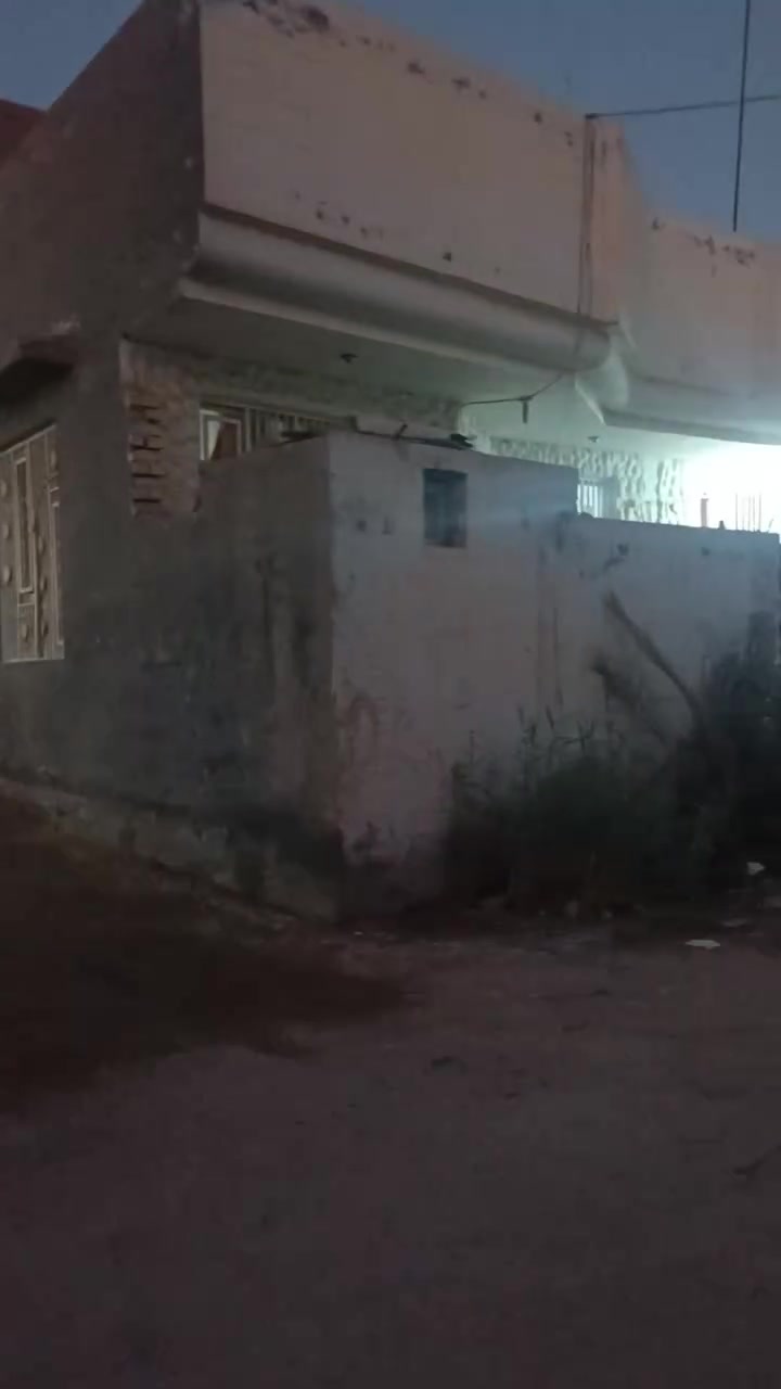 ثلاث مشتملات المساحه 300متر للبيع طابو سند 25 ركن على ثلاث شوارع خدمات كامله يحتوي كل مشتمل على غرفة نوم وصاله ومطبخ وستقبال وصحيات داخلية وصحيات خارجيه وكراج البناء طابوق السقف صب مسلح العنوان طويريج حي المثنى قرب بيت سيد عباس الموسوي  السعر 185مليون مع مجال بصيط جدا للتواصل *********** مكتب المهندس للعقار أحمد ألجبوري البيع كلهن بدون تجزئة
