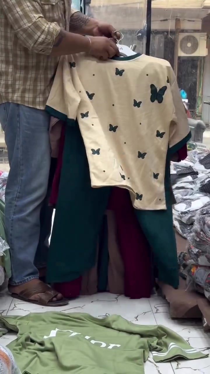 👕 سيف – لبضائع الجملة 👕
🔥 تراك رياضي قياسات فري سايز
💰 السعر: 75 الف  
📦 الدرزن = 12 قطعة
🚚 توصيل إلى جميع محافظات العراق
📍 أسعار مناسبة للتجار وأصحاب المحلات
🚚 بيع بالجملة فقط
📞 للحجز والاستفسار
***********
***********
