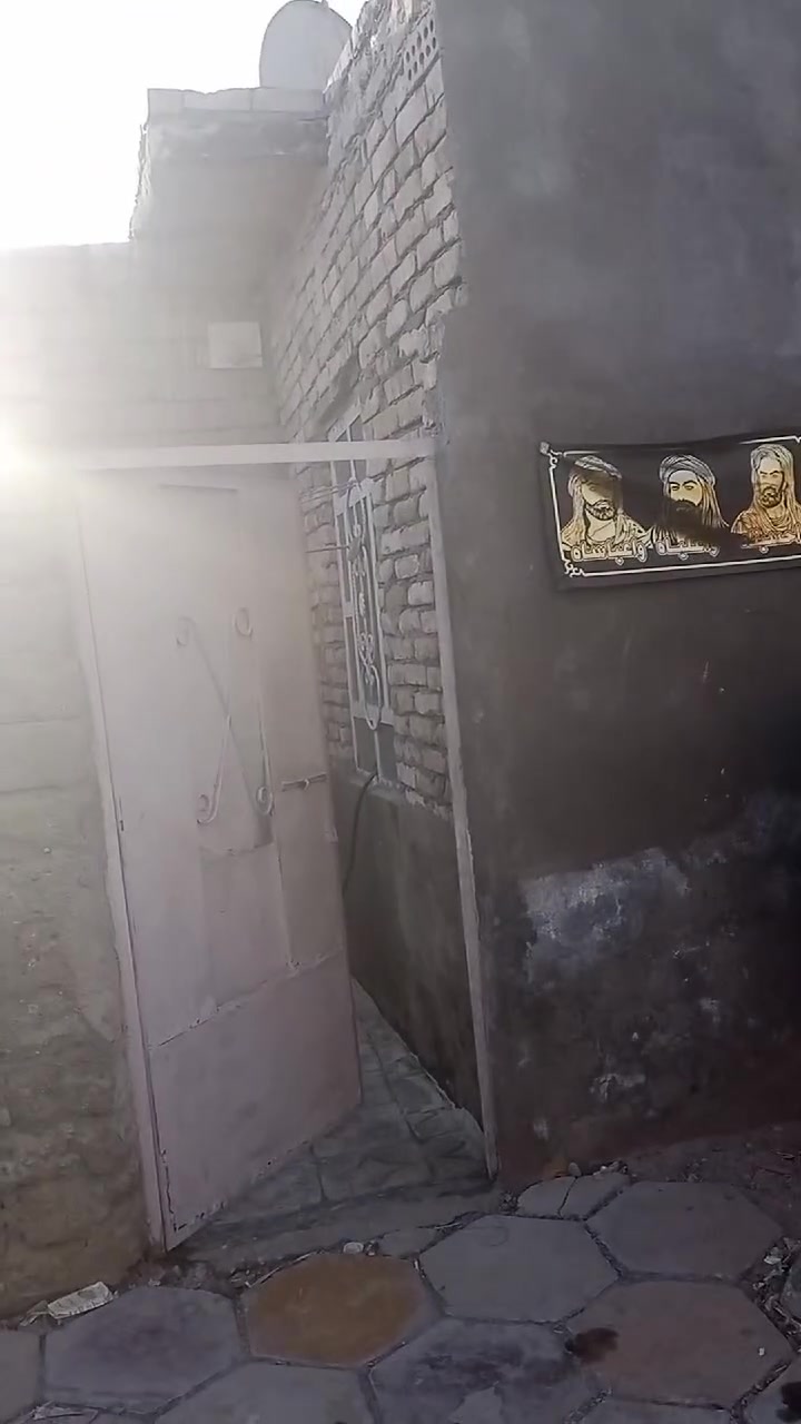 السلام عليكم ورحمة الله وبركاته بيت للبيع حواسم غرفتين وصالة ومطبخ السقف عگادة البيت كلة اعگادة المساحة 100 متر السعر 15 مليون وبيها مجال العنوان ناصرية حي الفداء للأتصال على الرقم *********** .
