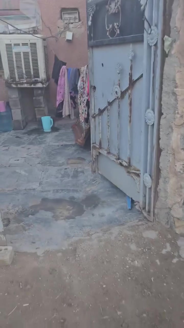 سلام عليكم بيت مساحه 120م لبيت جاهز مي كهرباء مجاري لعنوان نهايت شارع قاسم الوكيل سعر 13 وبي مجال ***********
