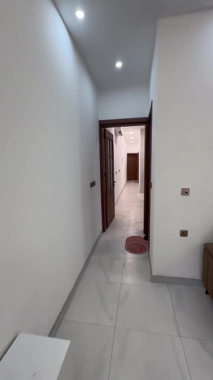 الشقة المنصور خلف جامعة التراث إيجارها جدا مناسب شقة مؤثثه بالكامل تواصل ***********
