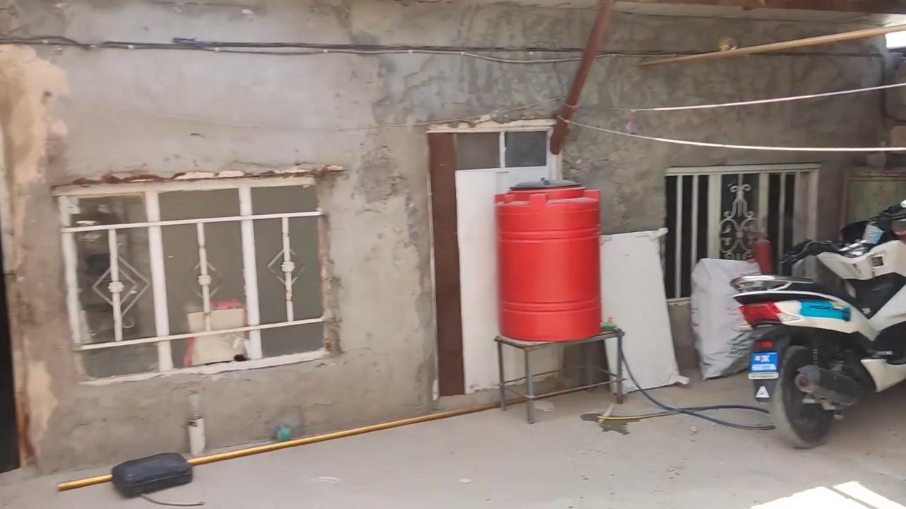 سلام عليكم بيت تجاوز ابو دشير الضغط شارع اسواق رياض يحتوي 3 غرف او طرمه جبيره او ترك وطنيه خطين سحب السعر 5قفل إتصال ***********
