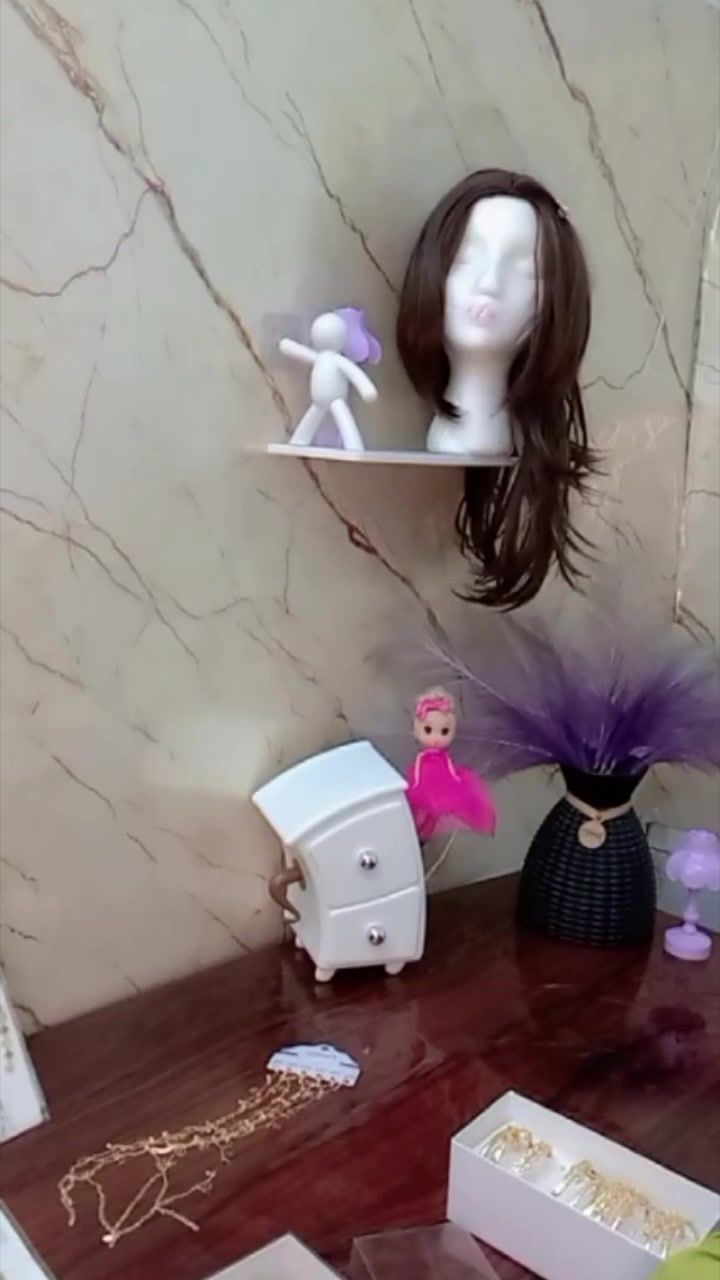 @للجميع  بنات ممكن متابعه للحساب ابيع منتجات وملابس واكسسوارات ومكياج وعطور
