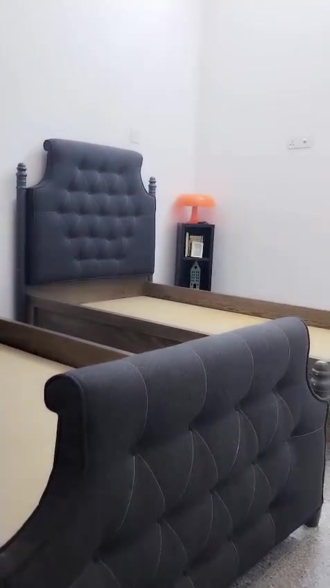 جرابي عدد 2
عرض 108
طول206
النظافة ٩٩ بالمية خشب قوي 
السعر خاص أو واتساب
***********
