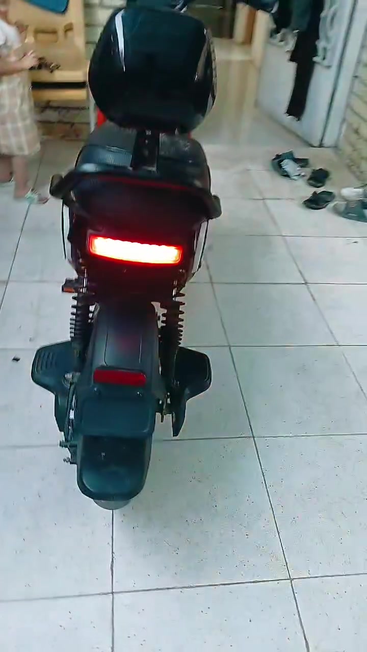 للبيع بدون بطاريات جاهزة من كلشي مابيها اي نقص 
تكدر تخليلها ليثيوم او بطاريات عاديه بكيفك 
سعرها 325  قفل رجائا المايعرف بيهن لا يفتي من كيفه
دراجة شحن نوع U2   غنية عن التعريف 
المايعرفلها لا يقارنها ب R9   فرق جبير لان هاي اكبر بالحجم والمواصفات . 
مكاني زعفرانية ***********
