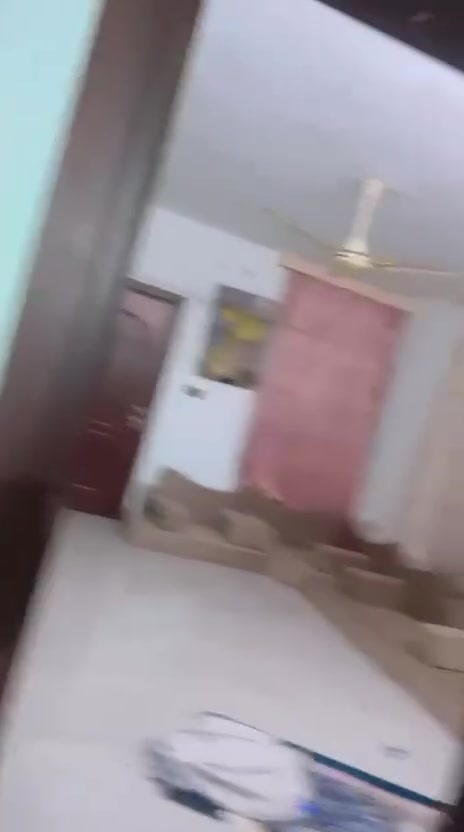 السلام عليكم البيت للبيع مساحه٢٠٠م  ركن يحتوي على طابقين منفصل الارضي يحتوي على ٣ غرف وهول وخطار ومطبخ وحمامين وكراج 

اما طابق ثاني يحتوي على سويت كبيرر وغرف عدد٢ وحمامين خارجي وداخلي ويصلح سكن للاكثر من عائلتين وبيع مع مطابخ وبناء حديث 

وموقع ابو غريب الزيتون وممتاز وقريب على شارع عام قرب ماركت هداب للاستفسار اكثر 
***********
