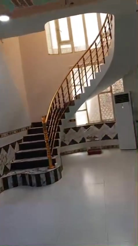 🏠 منزل للبيع في السديناوية (بناء حديث بمواصفات ممتازة)
للباحثين عن السكن المريح أو الاستثمار الذكي، منزل طابقين بناء حديث بتصميم راقٍ ومساحة واسعة معروض للبيع من المالك مباشرة.

✨ أبرز ميزة: يحتوي المنزل على درج خارجي للطابق الثاني، مما يتيح لك إمكانية فصل الطابق الأول عن الثاني بالكامل ليصبح عبارة عن بيتين مستقلين تماماً (مناسب جداً للسكن العائلي المشترك أو تأجير أحد الطوابق).

 📍 الموقع: السديناوية - حي الرحمن (نهاية شارع السايدين).

 📐 المساحة: 225 متر مربع. (زراعي)

 🛣️ الشارع والخدمات: يقع المنزل على شارع عريض 10 متر، والمنطقة مخدومة بالكامل (تبليط، أرصفة، مجاري ثقيلة وخفيفة، وخط الكيبل الضوئي واصل لراس الفرع).

 🛏️ عدد الغرف الإجمالي: 6 غرف نوم (منها 3 غرف بنظام سويت).

📐 تفاصيل تقسيم الطوابق:

 الطابق الأول:

 غرفتين نوم ،(واحده بنظام سويت).

 صالة كبيرة + استقبال واسع.

 مطبخ متكامل.

 كراج للسيارة.

 صحيات داخلية وخارجية.

 مناور عدد (2) لتهوية وإضاءة ممتازة.

 الطابق الثاني:

 4 غرف نوم (2 منها بنظام سويت مع حمام خاص).

 صالة مريحة.

 صحيات مشتركة.

 السطح والخدمات الإضافية:

 السطح مكسو بالكامل بـ الشتايكر مع عازل حراري ممتاز.

 البيت يحتوي على برج إنترنت راكب مع عدد من المشتركين

للتواصل واتساب ( ***********)
