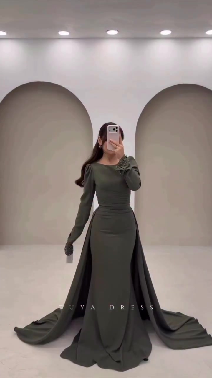 الجمال الحقيقي هو إنك تكوني مرتاحة بالفستان الي لابسته
فساتين ناز مصممة علمود تبرز شخصيتج إنتِ
مو علمود تتبع معايير خيالية. 
قماش مريح، قصّة مرتبة، وإطلالة تشبهج🤍
* متوفر باللون : جوزي .خاكي نيلي 
* والقياسات :38/40/42/44/46/48/50/52
* وبسعر : 125.000

■ فروعنا 
  بغداد المنصور تقاطع سيد الحليب مجاور كرزات جنة المنصور 
  بغداد العامرية العمل الشعبي مقابل الكوخ عمارة جنة الأعشاب 
  
■ تتوفر خدمة التوصيل لجميع المحافظات خلال ٤٨ ساعة
    بغداد خلال 24  ساعة 
■ للحجز ارسال رسالة للصفحة او عن طريق الرقم 
     ***********  واتس اب العراق
     009647727662766 الشحن الدولي لجميع دول 
العالم 
■ Shipping service is available to all countries of the world 
Whatsup number 009647727662766
