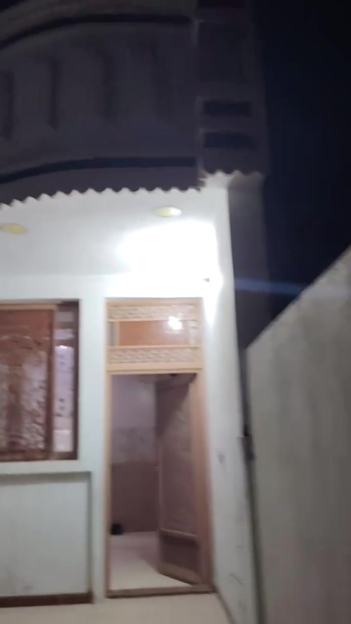 السلام عليكم مشتمل للبيع حي الشهداء  المساحه ١٢٥ غرفه وحده وصاله واستقبال ومطبخ وكراج و٢ حمامات ومنور  بناء طابوق ضلع منفصل بمنطقه ال٧٠٠٠ المبلطه  جه المرسلين سابع بيت عن الشارع الرئيسي داخل فرع أسواق عزوز السعر ٨٨ مع مجال جدا بسيط ***********

