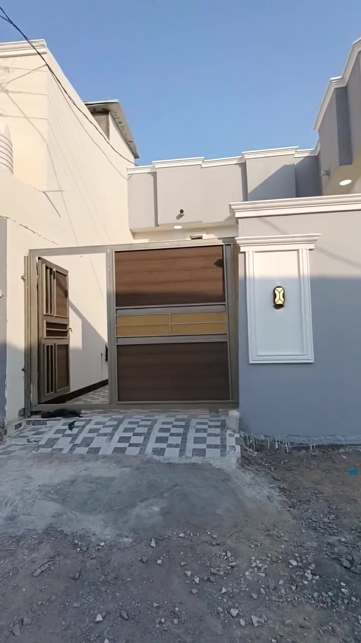 بيت في شط العرب الجزيره شارع الصقر مساحة البيت 200متر والسعر 95مليون للستفسار الرقم ***********
