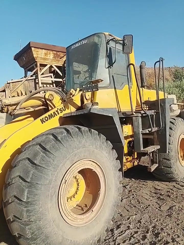 شفل كوماتسو للبيع حجم 380كير محرك شرط للاستفسار الاتصال على الرقم ***********
