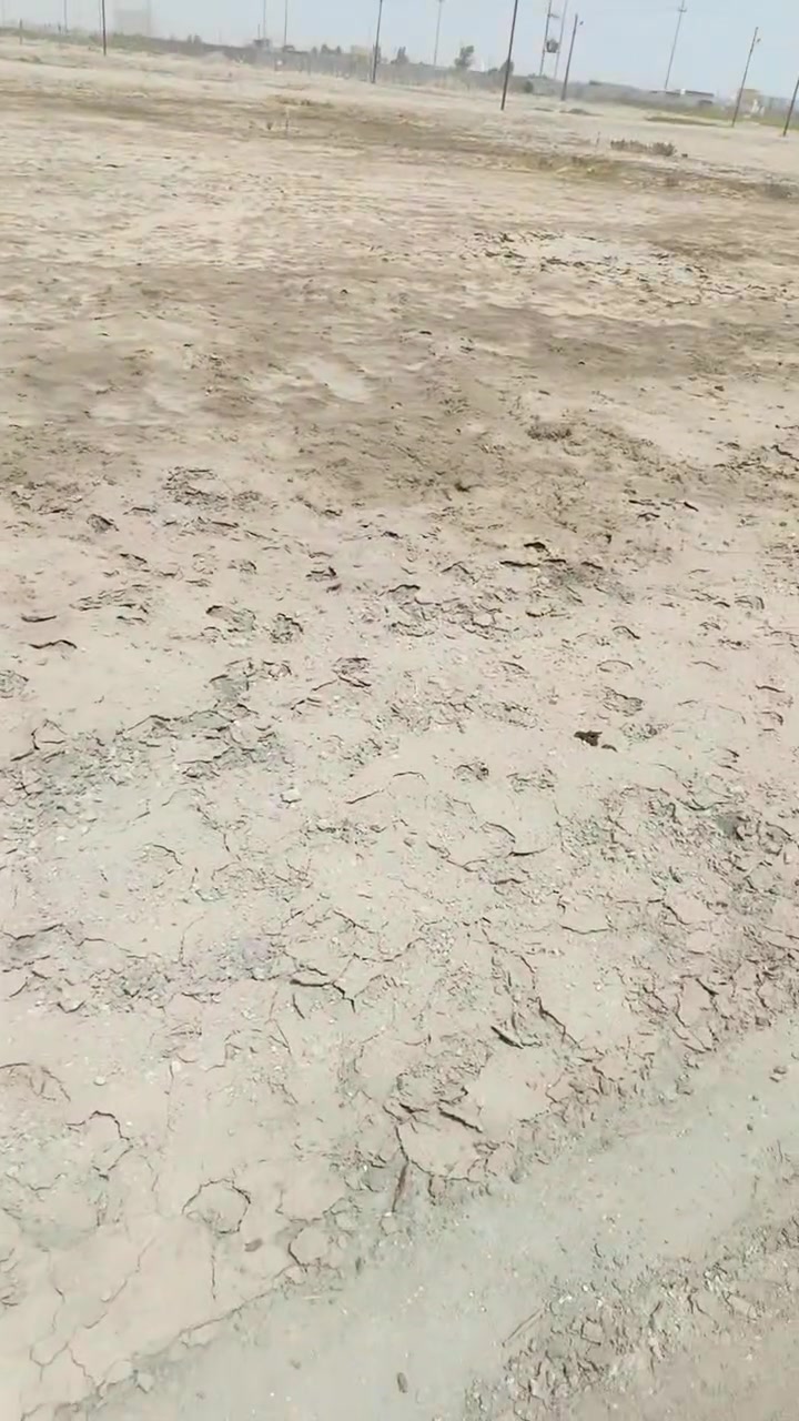 قطعه 200 متر بحي جوادين متوفر ماي وكهرباء سعره 5 وبيه مجال للشراي مستعجل ع بيعته ***********
