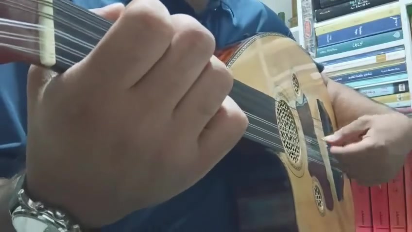 🎵🎶🎶للبيع عود تركي كهربائي/هوائي، مستخدم ونظيف وبحالة جيدة، ومناسب للعزف المباشر وكذلك التسجيل.

🔹 الصناعة: تركية 🇹🇷
🔹 مرتبط بـ Çankaya Müzik – Ankara
🔹 الملصق يحمل اسم Sadettin Sandal – Emekli Albay
🔹 عود تركي بتصميم وزخارف مميزة جداً
🔹 كهربائي + هوائي
🔹 يحتوي على نظام التقاط للصوت للعزف  على جهاز مضخم صوت
🔹 صوت العود الهوائي واضح وطبيعي
🔹 شكل مميز جداً وفتحات صوتية متعددة
🔹 العود مستخدم وليس جديد، والحالة موضحة بالصور
🔹 الإلكترونيات شغاله 100%

💰 السعر: 800 الف دينار عراقي
💬 قابل للتفاوض للجاد فقط
***********
العنوان ذي قار
توجد خدمة توصيل
