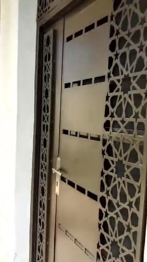 للبيع بيت ٢٣٩ متر قرب كراج المحمودية موقع ممتاز ٣ غرف نوم واستقبال ومطبخ وصاله كبيره وصحيات بناء حديث مطلوب إسكان ٤٩ مليون السعر ١٦٠ عدا الاسكان للاستفسار التواصل على *********** و *********** وات ساب
