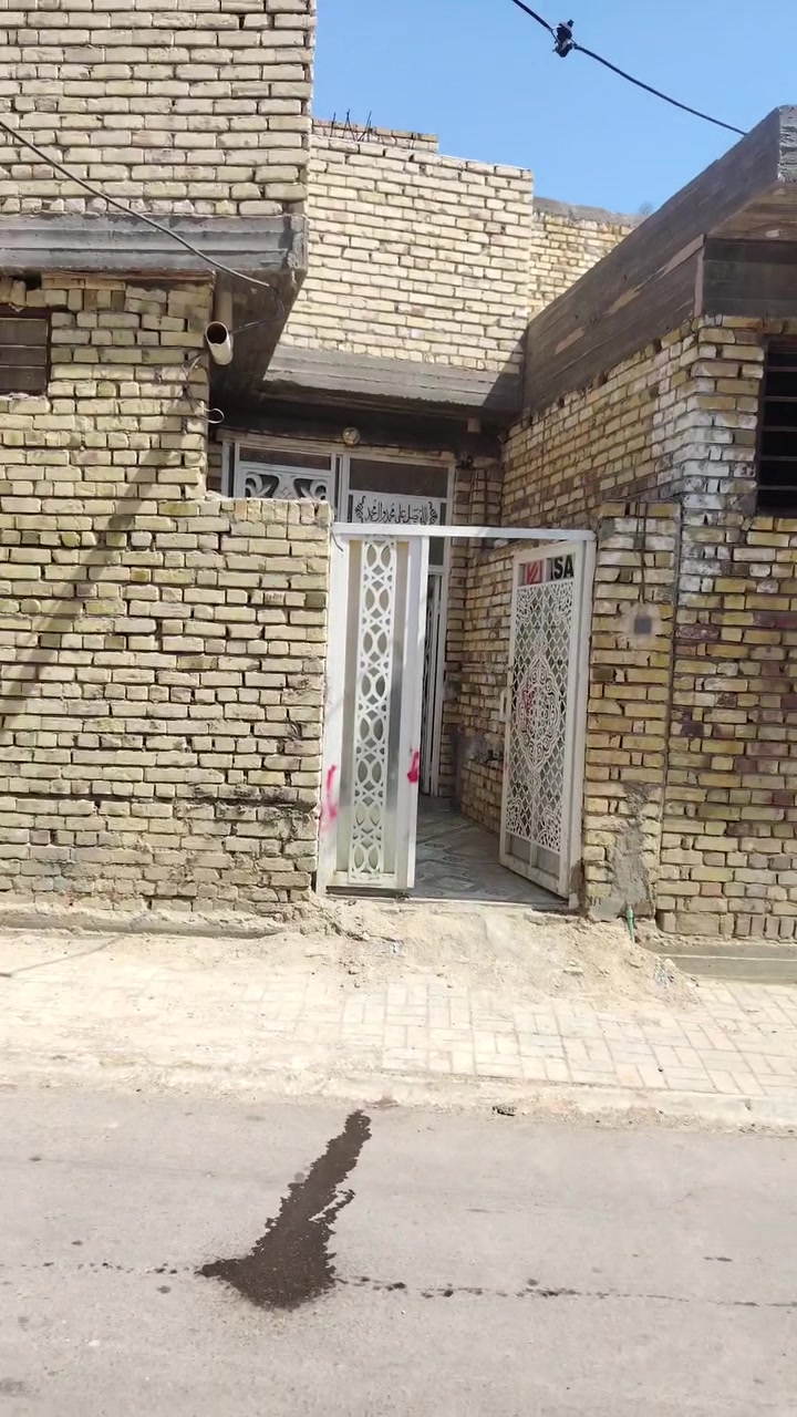 سلام عليكم بيت للبيع مساحه ١٠٠ متر مربع كافه الخدمات بيه طوريج الجمعيه قريب الملاعب مال الجمعيه بناء حديث سند ٢٥ بسم شخص واحد تحويل مباشر السعر ٦٨ وبيه مجال بسيط الاستفسار الاتصال على الرقم ***********
