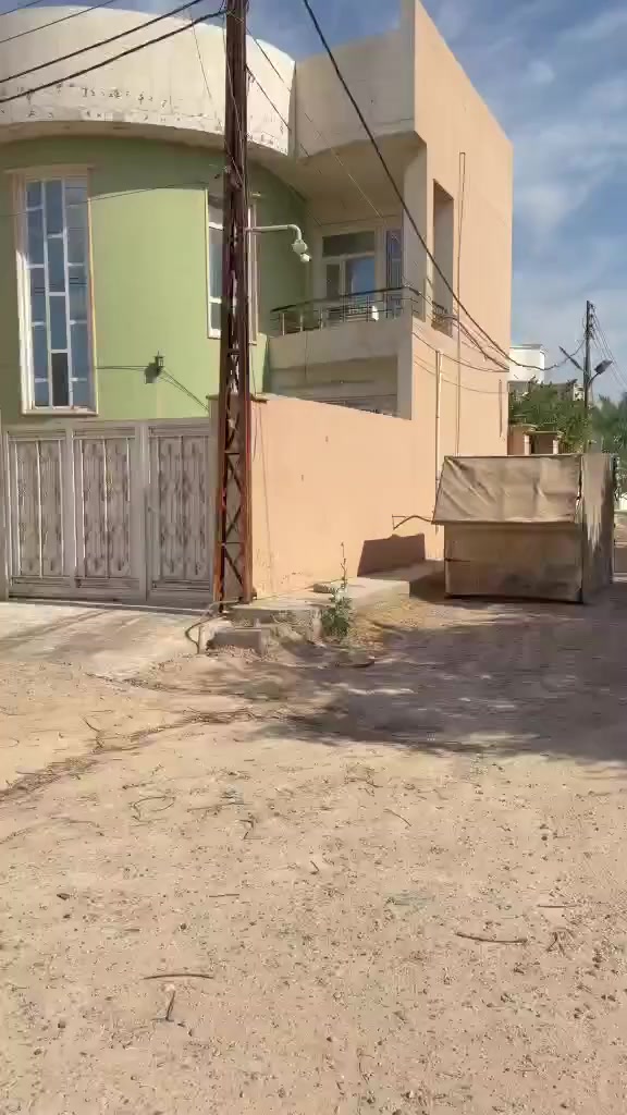 بيت للبيع بل جامعه
قرب كوفي النافوره مساحه 125 ركن طابقين يتكون من 3 غرف وكراج سياره سند باسمنه السعر 120 مليون وبي مجال 
***********
