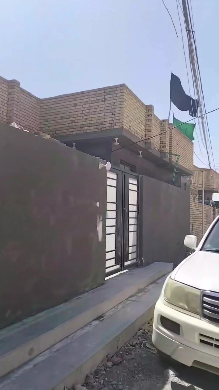 بيتين طبك للبيع 150متر
ابيع ثنين وبيع مفرد حسب الطلب 
العنوان الصخيين قبل لا توصل للجسر 
كل بيت يتكون من 
💙 غرفتين وصاله 
💙 مطبخ وديوانيه 
💙 وصحيات داخليه وخارجيه 
💙 سعر خاص 
☎***********واتساب فقط
