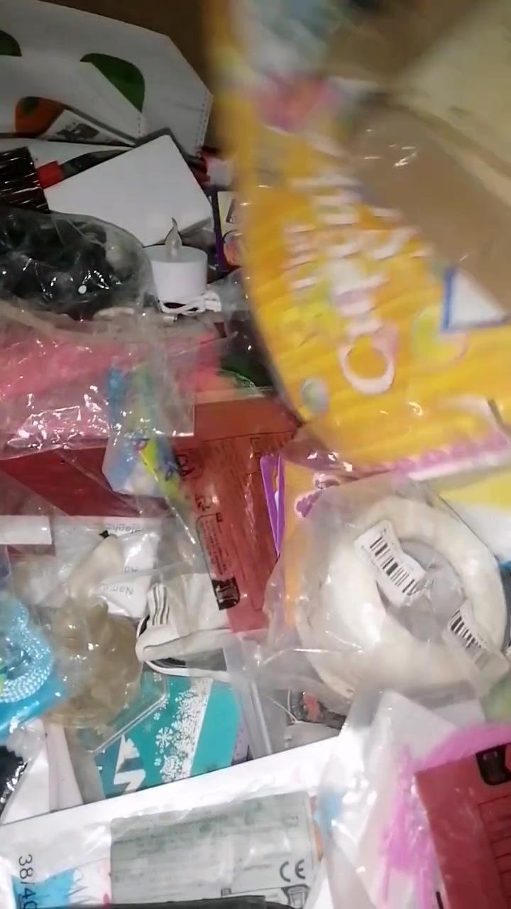 3 كراتين ربش ودعافيس المجموع اكثر من 1300 قطعة ب140 مع التوصيل يعني تطلع عليك القطعة ب100 دينار باقي التفاصيل خاص او واتساب ***********
