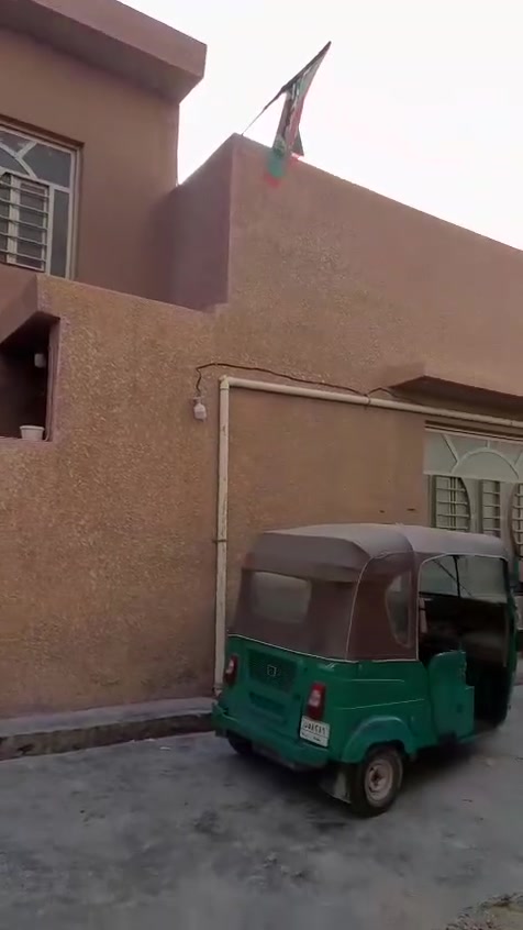 السلام عليكم بيت للبيع مساحه 150 متر نظيف بناء جديد كما موضح في الفيديو العنوان الشعلة منطقة الاخير قرب ساحة الاعتماد والبنزين خانه للاستفسار الاتصال على الرقم ***********
