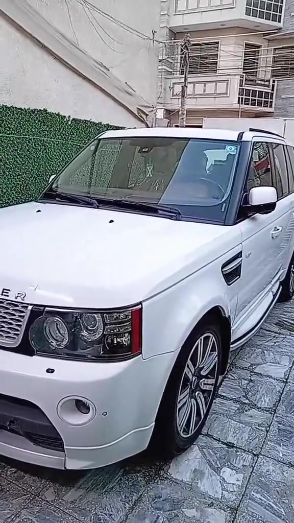 السلام عليكم
للبيع 
رانج روفر سبورت موديل 2012 أبيض 
خليجي شركة سردار 
كفاله عامه بدون صبغ بدون بارد بدون شخوط محرك 8 سلندر بدون سوبر جارج المحرك المرغوب 
ماشية 160 الف حقيقي 
بانوراما/بصمة تشغيل/بصمة أبواب/ كشنات جلد لون قرميدي/كشنات هيتر/استيرن كهرباء/ثلاجه/مري شفط/فور ويل/تبريد قطعتين ثلج/حساسات أمامية وخلفية/كامره خلفي/صندوق شفط/دواخل صاج/جكات تعلي السياره وتنصيها/دهن وفلاتر بانزين مبدله جديد/بلكات جديده 
كلها شرط الفحص بالسونار 
باقي المواصفات معروفه 
السياره مال جناي 
مكان السياره بغداد تحويل ثاني يوم 
السعر  145 ورقه وبيه مجال بسيط
***********
