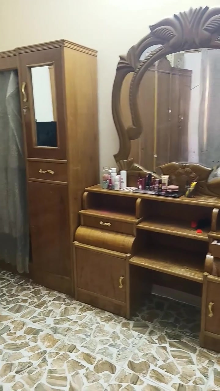 السلام عليكم ورحمة الله وبركاته 
غرفة نوم كما موضحة بالفيديو نظافة ٩٠٪ تحتاج فقط صبغ 
السعر ع الخاص الي يريد يشتري يجي خاص ويدلل
أو يتصل على الرقم ***********
المكان بعقوبة تقاطع السادة
وجزاكم الله خير
