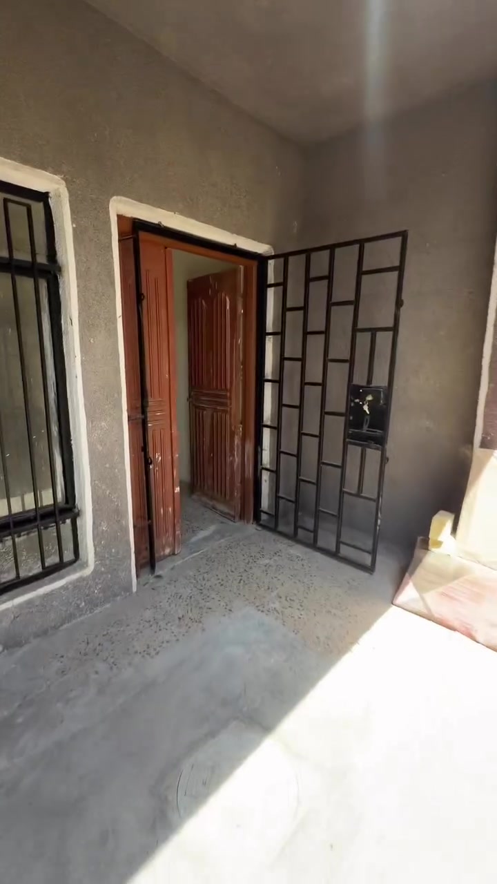 السلام عليكم
مساحة ١٥٠ متر
متوفر بيت للايجار في منطقة حي القاهرة 
يحتوي الطابق الأرضي على طرمة وصالة ومطبخ حار وبارد وصالة وخدمات (تكدرون تخلون غرفة جوة)
وطابق الاول على ثلاث غرف نوم 
بيت زنجيل مدخلين مدخل خلفي وأمامي 
الاستفسار 
***********

