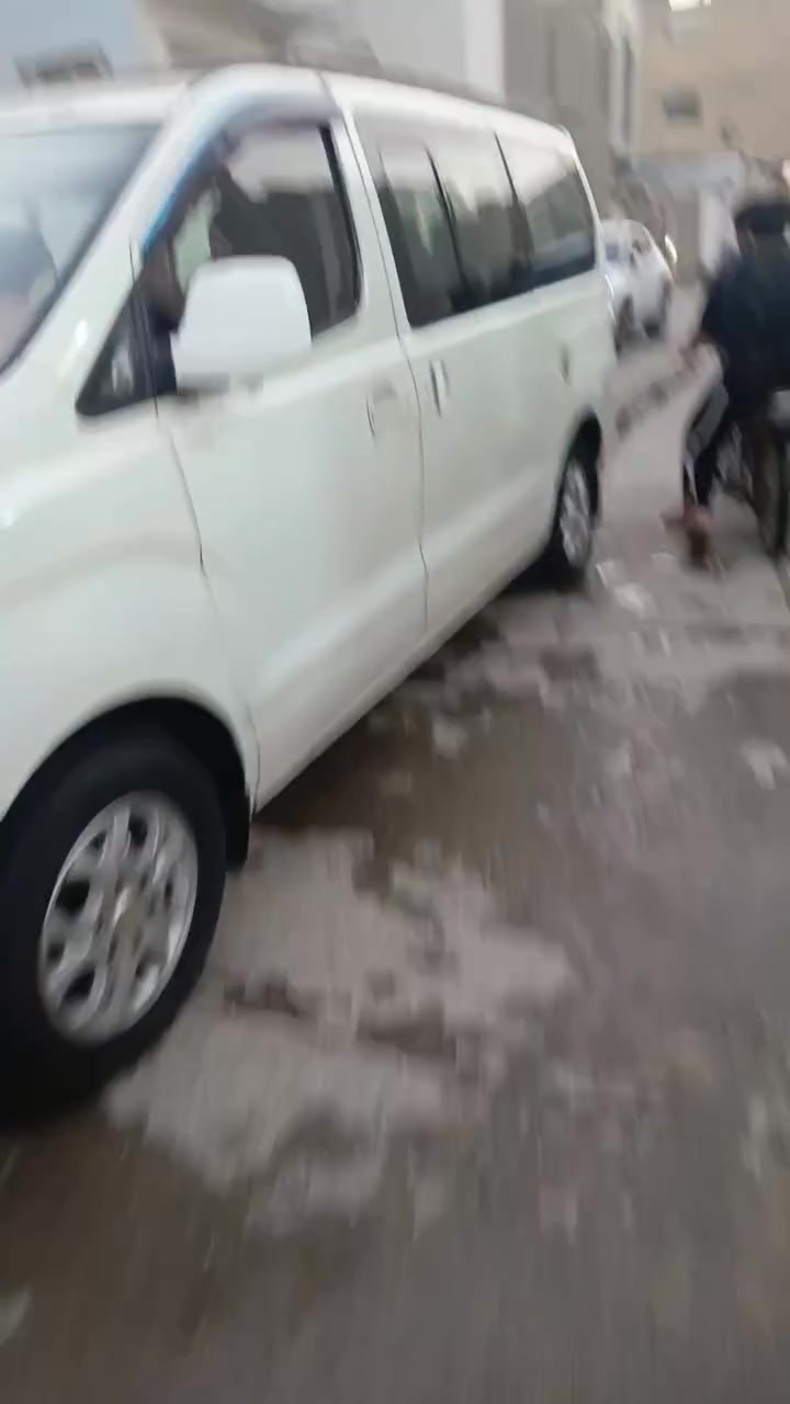السلام عليكم موديل 2009 لون ابيض سياره جديده خير من الله تبريد ومكينه وحداديه رقم تاير واكسين تبريد وكفاله ***********
