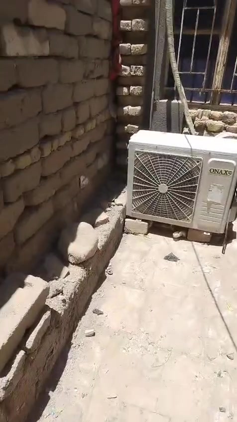 بيت للبيع خلف روف المدينه الصدر المساحه 200يتكون من غرفتين وصاله ومطبخ وصحيات وديوانيه بتلو بيت مخمر وسيراميك كهربا جديدا سعر على الخاص رقم صاحب البيت ***********
