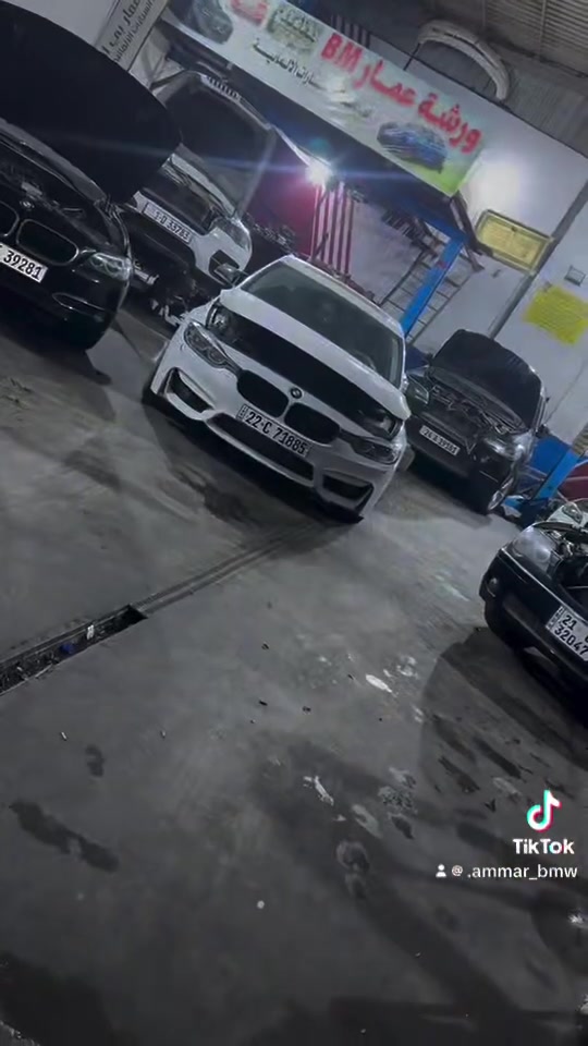 خدمة سيارات • بدون تفاصيل