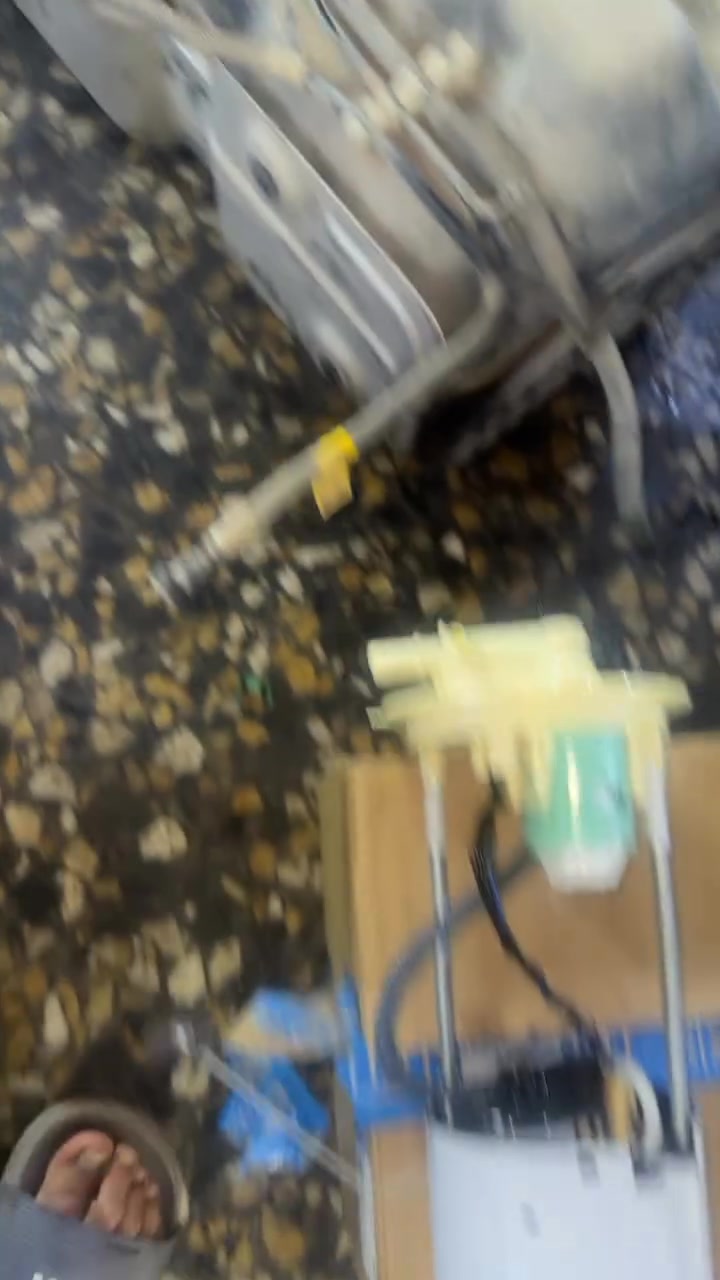 صاحب سياره يكول فولت بربيل وسياره بعد مصحت 
فى نصيحه الي يروح لربيل خل ياخذ وياه بانزين او محسنات بانزين علمود ليوكف بنص شارع 
تبديل قاعة فيت بم اصلي شركه وكاله 
بغداد ساحة طيران مدخل شيخ عمر محل سيد علي الكرادي
***********
***********
