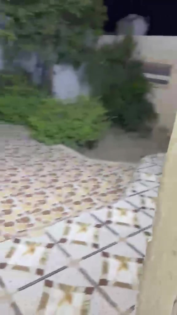 السلام عليكم 
بيت للايجار
طابقين
قريب عن الشارع كلش رابع بيت قريت المختار يم جامع الخناجره 
مساحه 260 
غرفتين وثلاث حمامات وصارت استقبال وحولي ومطبخ حار وبارد ومحل بره وحديقه وكراج
رقم ***********
