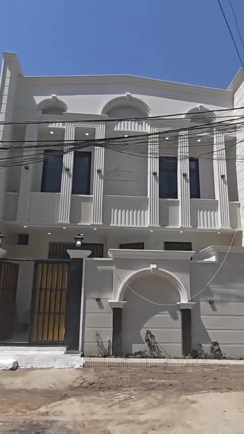 السلام عليكم
بيت مساحة 125 متر 

بناء حديث 2026 درجة اولى 

طابوگ جمهوري 

الموقع شارع مستشفى الكفيل 

خلف مندي صنعاء اليمن 

عرض الشارع الفرعي 10 متر 

السعر 230 مليون وبيه مجال 

للتواصل ***********

علي غانم ✨.
