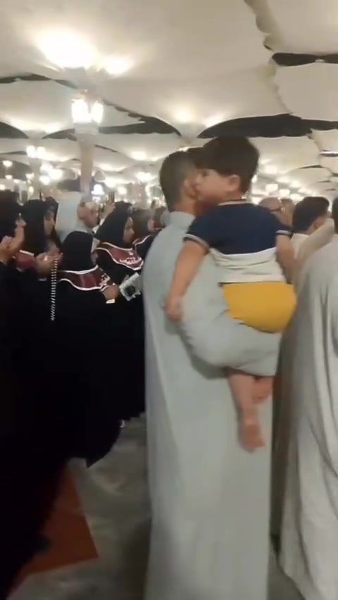 دعوة إيمانية لزيارة بيت الله الحرام وقبر الرسول الأعظم

​إلى كل إخواننا وأخواتنا من المؤمنين والمؤمنات، والمسلمين والمسلمات في كل مكان:

​نبعث إليكم بنداء الشوق والحنين، ندعوكم فيه لشد الرحال وتلبية النداء الإبراهيمي لزيارة بيت الله الحرام في مكة المكرفة لأداء مناسك الحج أو العمرة، والطواف حول الكعبة المشرفة، والوقوف بخشوع بين يدي الخالق سبحانه وتعالى لتجديد العهد وغسل الذنوب.

​ولا تكتمل رحلة الروح الإيمانية إلا بالتوجه نحو المدينة المنورة، لزيارة مسجد النبي الأعظم محمد صلى الله عليه وآله وسلم، والسلام على رسول الرحمة والهداية، والصلاة في روضته الشريفة، واستشعار عبق النبوة وتاريخ الإسلام العظيم.

​نسأل الله العلي القدير أن يكتب لكل مشتاق ومتمني زيارة هذه الأماكن المقدسة قريباً، وأن يتقبل من الجميع صالح الأعمال.
