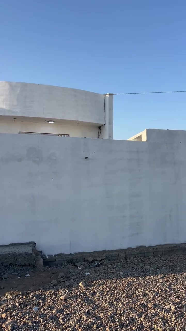بيت للبيع بقضاء العلم زراعي  منطقة حي الصمد قريب على جامعة النبراس مساحة الارض 500 متر والبناء 200 متكون من ربعه وصاله وغرفتين نوم ومطبخ وصحيات داخليه وخارجيه السعر 60 مليون وبي مجال مكتب ثائر الحديد للعقار 
***********
