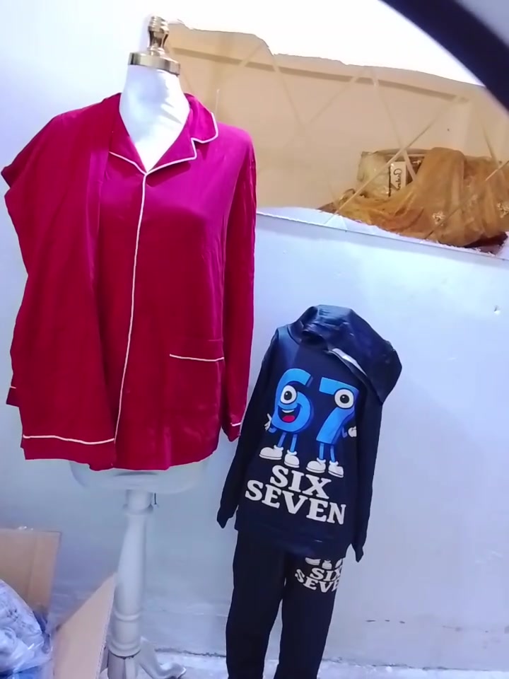 السلام عليكم بنات بضاعه شي ان جديد بالجيس ملابس متنوعه واسعار رخيصه اي شي يعجبكم صوره وعالخاص /مكاني بغداد الكويتي قرب سكله عامر عبسي /يوجد توصيل لبغداد وكافه المحافضات وياربي ينال اعجابكم وعدي كوتات شتوي اذا صعد المنشور انزللكم
