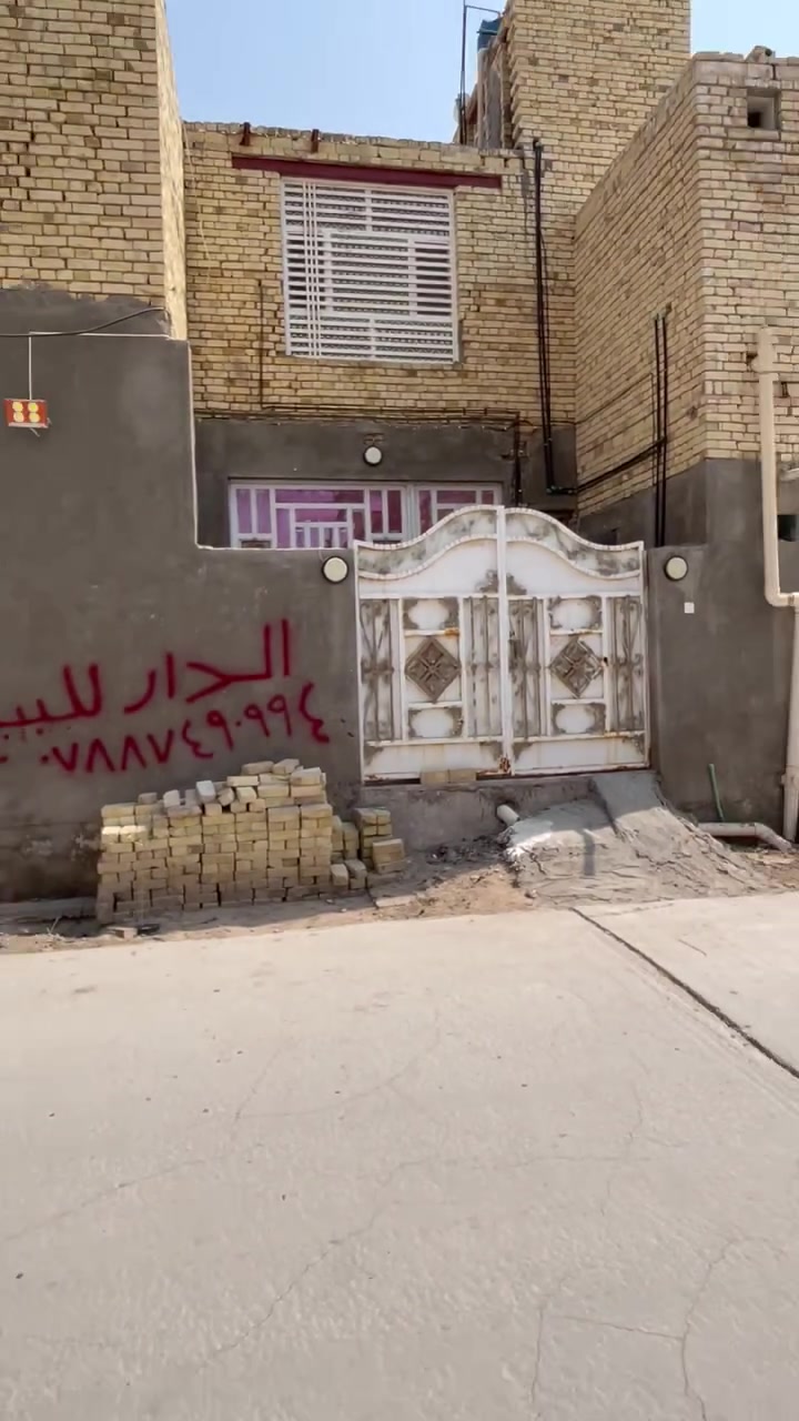 سلام عليكم بيت للبيع مساحه 100 مربع  العنوان حي الصحه شارع المختار وشارع مجمع حي الصحه مقابل مرطبات مشاء الله البيت طابقين عكاده 
الطابق الاول _غرفه +صاله +منور +ستقبال +مطبخ +صحيات 

الطابق الثاني _2غرف +صاله +صحيات 

رقم الهاتف ***********
