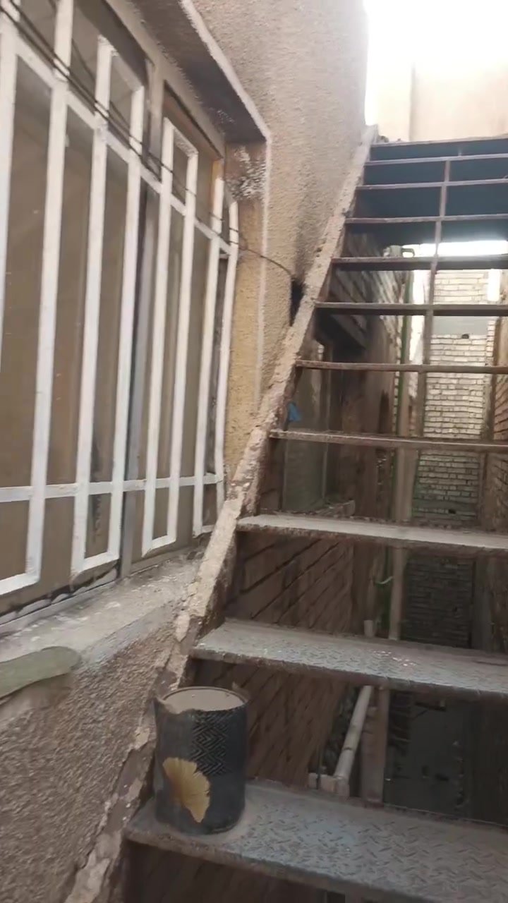 مشتمل ايجار طابق ثاني غرفه نوم وصاله ومطبخ خدمات الموقع الدوره شارع60 ايجار300
***********
