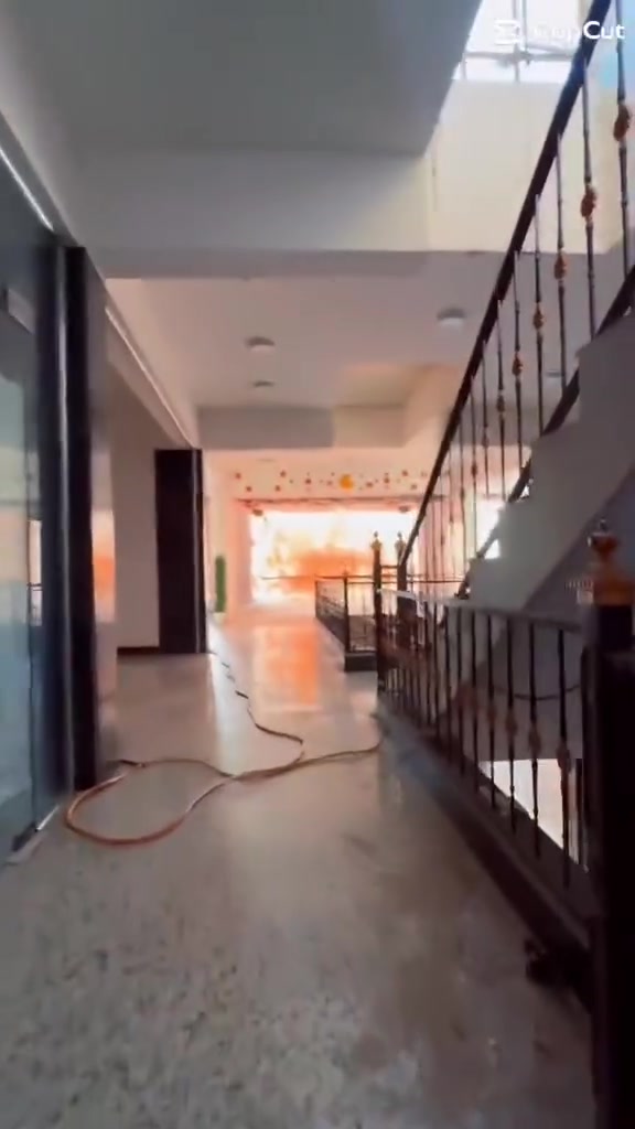 محلات تجاريه للايجار طابق اول وطابق ثاني في سوق الشرطه الرابعه موقع ممتاز للاستفسار مراجعة مكتب الاماني للعقار تقاطع الشرطه الرابعه او الاتصال/ ***********

