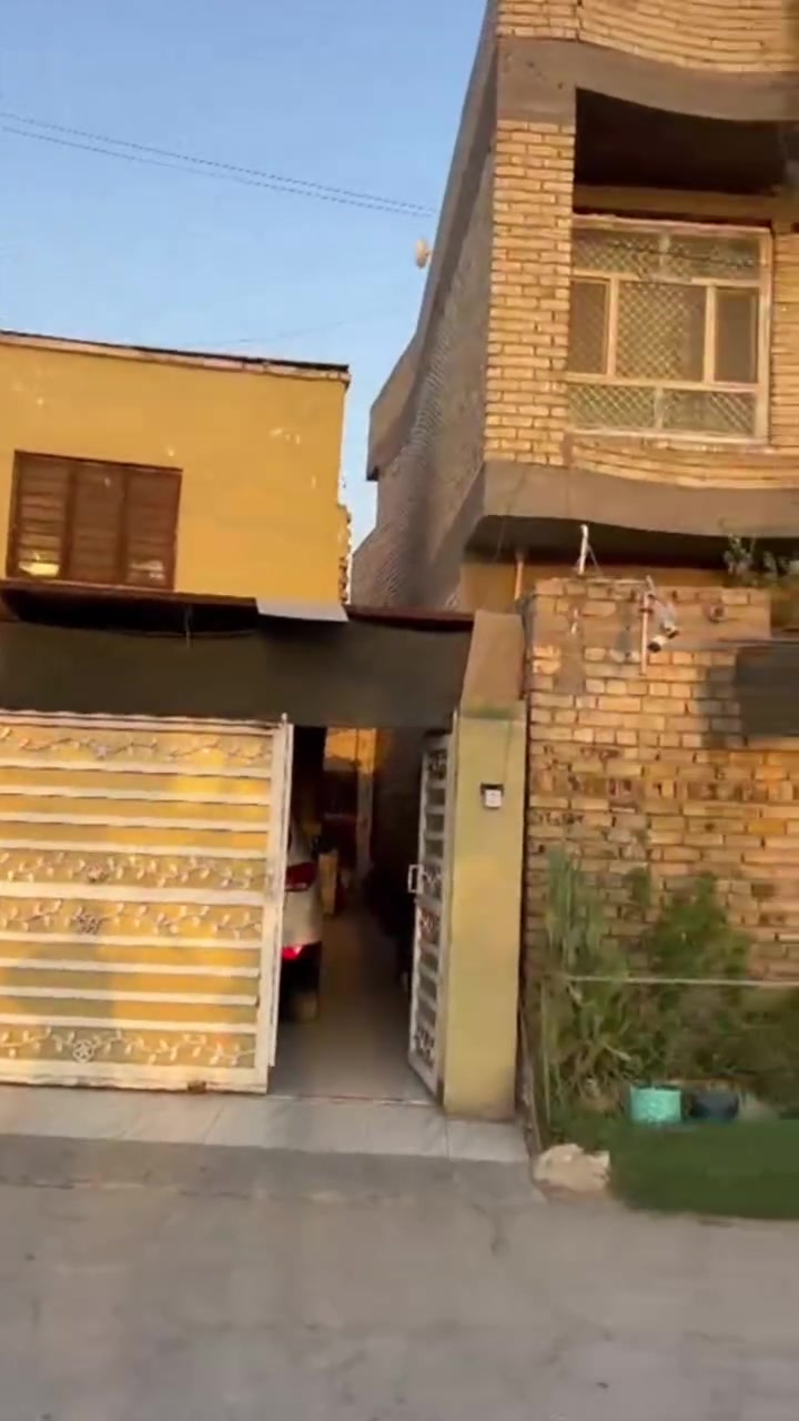 من يبحث علي راحه والهدوء موقع مميز السعر مناسب 
للبيع : دار طابو صرف  موقع مميز!
الثقة أساس البيع و المعاينة خير دليل
​نقدم لكم فرصة سكنية استثنائية أرقى مكان في مركز الحله
الموقع ؛ حي البكرلي الاولى قرب نفق البكرلي يبعد40 متر
​المساحة: (152م  واجهة (9 ونص)نزال (16 )
جنس العقار : طابو صرف 
​البناء: قديم يعتبر قطعه 
​الموقع:هادئ ومناسب وغني عن التعريف 
محتويات البيت:طابقين 
طابق الاول: كراج سياره  ستقبال  صاله غرفه  نوم مجمع حمامات 
طابق ثاني: غرفتين نوم مجمع حمامات 
​الخدمات: كافة متوفرة بالكامل (ماء، كهرباء، خط مولده ذهبي تبليط باب البيت كيات سوك باب البيت 
​الوثائق القانونية: تحويل مباشر بسم المشتري 
نحن نضع خبرتنا في خدمتكم لتأمين السكن الأمثل.
​📞 للاستفسار والحجز، يرجى الاتصال أو المراسلة عبر الواتساب 
***********
​سارعوا بالحجز، فالفرص المميزة لا تنتظر!
