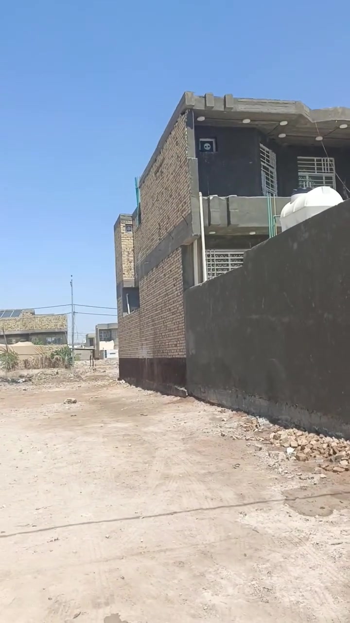 🏡 دار سكنية للبيع 
📍 الموقع: قضاء السنية –
✅ حي الحسين الأول متوفر كافة الخدمات 
📐 المساحة: 300م²
🧱 البناء: طابقين – حديث ودرجة أولى
🏠 التوزيع المعماري:
🔹 الطابق الأرضي:
غرفتين نوم 🛏️ | صالة 🛋️ | مطبخ 🍳 | استقبال 🚪 | صحيات 🚿 | طارمة وحديقة 🌳
🔹 الطابق الأول:
مشتملين منفصلين، وكل مشتمل يحتوي على:
غرفة 🛏️ | صالة 🛋️ | مطبخ 🍳 | صحيات 🚿
💰 التفاصيل المالية:
صندوق الإسكان: مطلوب 43 مليون 

***********
***********
🏢 مكتب الساقي للعقار والمقاولات 
📍 شارع التجاري 
أبو سجاد للعقار
