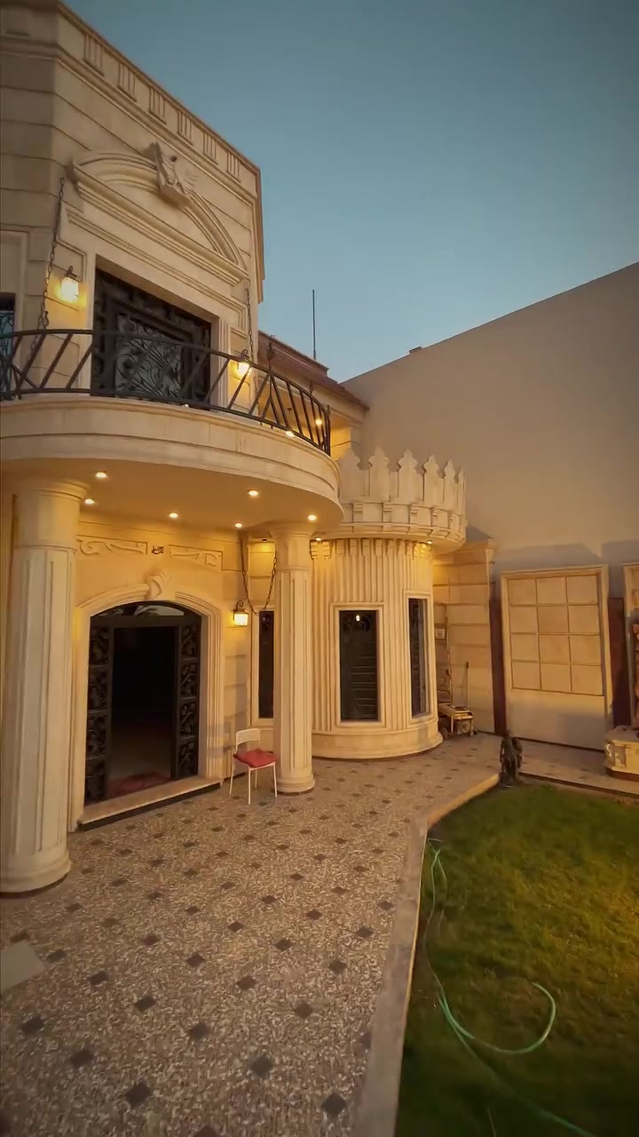 بيت تجاري للايجار 
🏡  فيلا مميزة في العامرية | شارع السفارات

📍 موقع استراتيجي على الشارع التجاري (شارع السفارات)، أحد أهم الشوارع التي تربط جميع الشوارع الرئيسية، مما يجعله مثالياً لمقر شركة، مكتب، سفارة، أو أي نشاط تجاري.

📐 المساحة: 600 م² مع تشجير وحدائق.

مواصفات الفيلا:
✅ 6 غرف
✅ صالتان
✅ 3 مطابخ
✅ 3 مناور
✅ 4 حمامات
✅ كراج خارجي يتسع لأكثر من 15 سيارة
✅ كراج داخلي
✅ حديقة داخلية وحديقة خارجية

✨ موقع حيوي ومساحة واسعة تلبي احتياجات الشركات والمؤسسات الباحثة عن عنوان مميز.

📞 للاستفسار وحجز موعد للمعاينة، يرجى التواصل على الخاص أو الاتصال.
***********

#العامرية #شارع_السفارات #للإيجار #عقار_تجاري #مقر_شركة #مكاتب #بغداد
