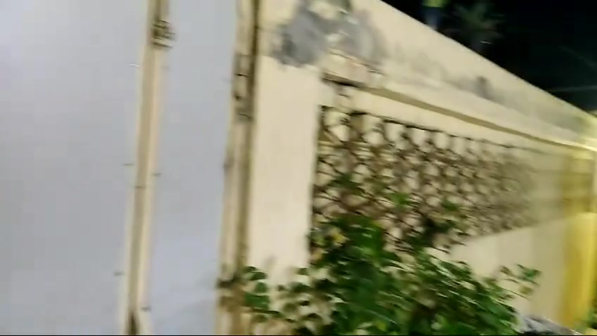 دار للبيع طابو صرف المساحة 144طابق ونصف يحتوي على استقبال وهول كبير وغرف نوم اربعه وصاله و2 حمامات و 2  تواليت الموقع شارع الفلاح قطاع 39 قريب على الفلاح للاستفسار ***********
