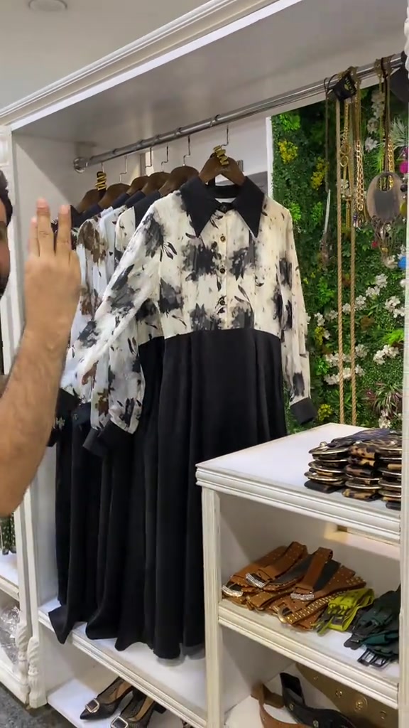 فستان ميدي بسعر بلاااش رح تنصدمين بي من جماله باللبس 😍 الحودة اهم شي بكل بضاعتنا 💙❤️ .. تفاصل حلوة داخل الفيديو 🌺🫰🏼 . سعر التوصيل 5 الاف دينار  بغداد وكل المحافظات 🚖  العنوان : بغداد الدورة سوق الاثوريين شارع نادي المجتمع العائلي رقم الهاتف ***********___***********  .. . . . . . . #ملابس #ازياء #اكسبلور
