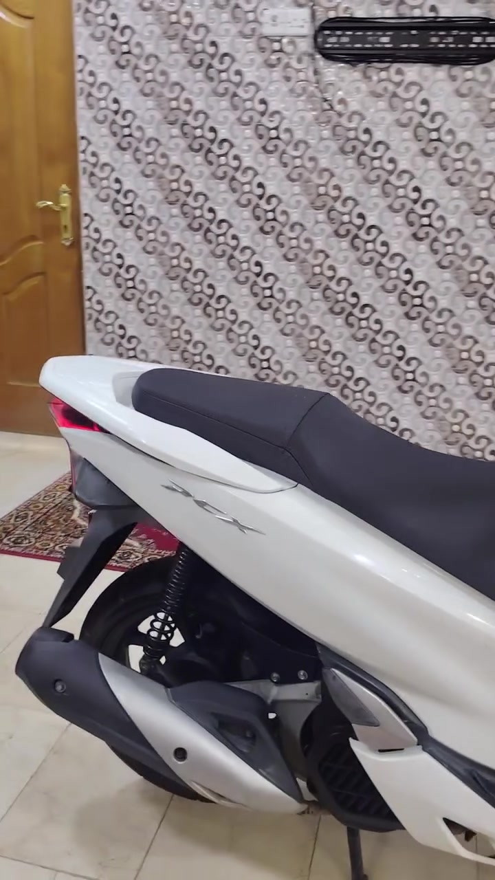 سلام عليكم  PCX جيل الثالث كوري ماشيه 19.365 
الدراجه شوفت عينكم جديده ما ملعوب بيه ببرغي 
الدراجه قبل شهر مسويله ادامه يم حسين الشبلي كلفتني 125
الدراجه مكينته 125 ناعمه خير من الله بريكات حساس ازدحام شغال
بانزين محسن دهن موتل كل 20 يوم ابدله 
السعر 16 بيه مجال حك الجيه ***********
(مراوس بسلفر ونج نضيفه) 
بغداد العبيدي
