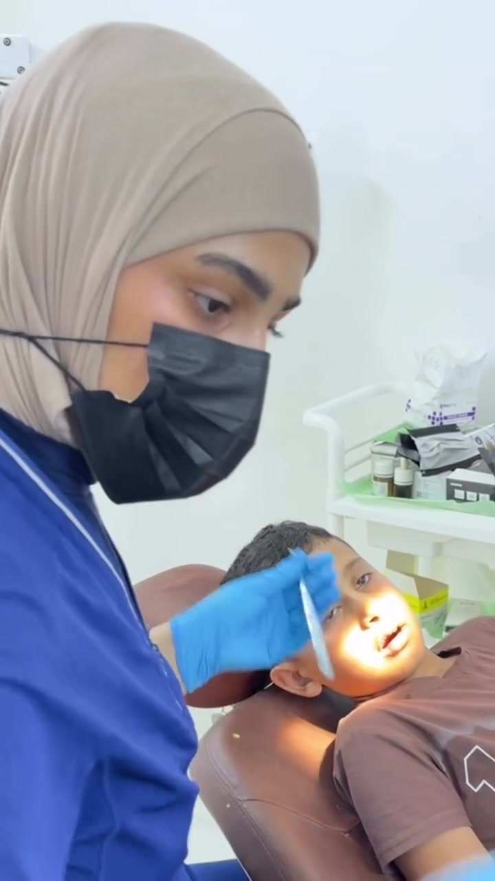 أسنان الأطفال تحتاج أكثر من مجرد تنظيف يومي. 🦷
أحيانًا نحتاج نضيف لها طبقة حماية تساعد على:
• تقوية المينا
• زيادة مقاومتها للتسوس
• حماية الأسنان من تأثير الأحماض
• تقليل احتمالية حدوث التسوس

لأن الوقاية دائمًا أسهل من العلاج. 🤍
