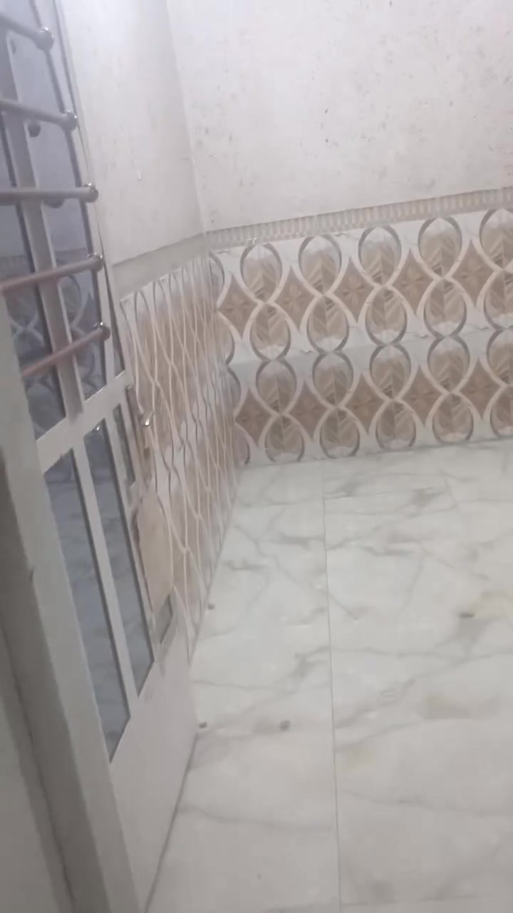 خاص او واتساب لطفا لطفا لا ترسل على فيسبوك اتصل  وتساب عن السعر انسان حقيقي يتصل هو من يسعى لا ترسل وتسال عن السعر السعر عل فيسبوك  فقط خاص او واتساب لطفا
***********
مشتمل للبيع م 52.5م نزال 10.5م واجه 5م موقع كم ارمن قرب تانكي باب الشرجي فرغ نظيف جدا سعر مناسب طابو صرف تفيد عائله صغيره لاتصال على رقم ***********
