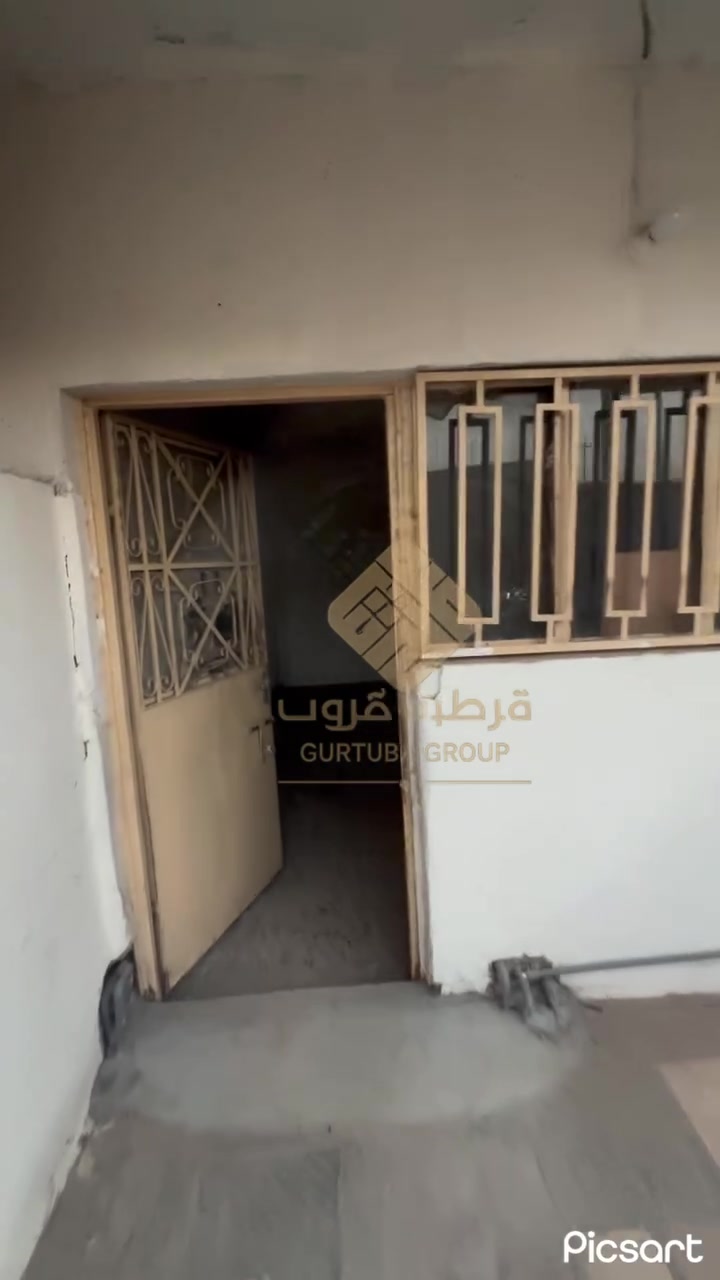🏡 للإيجار –  في الحلة / حي الطياره الطابو صرف
فرصة مميزة لاستئجار دار بموقع ممتاز في حي الطيارة – شارع الدكتور أبو العيون، مقابل أسواق أبو عباس سابقاً، على شارع بعرض 20 متر، ويبعد عن التبليط الجديد 20 متراً فقط.

📐 المساحة: 200 متر مربع

📜 نوع العقار: طابو صرف

🔹 الطابق الأرضي:

* طارمة تكفي لوقوف سيارة

* حديقة

* غرفة

* صالة كبيرة

* غرفة جلوس

* مطبخ

* مجمع صحي

🔹 الطابق الأول:

* غرفة نوم

* مخزن

💧 الخدمات:

* ماء إسالة بتأسيس جديد

* تانكي ماء جاهز

⚡ الكهرباء:

* الكهرباء الوطنية

* مولدة شارع

* مولدة منزل

* مجهزة بخط الرقيب

📍 العنوان:

الحلة – حي الطيارة – شارع الدكتور أبو العيون، مقابل أسواق أبو عباس سابقاً.

📞 للاستفسار والمعاينة، يرجى التواصل على الخاص أو الاتصال بالرقم 

***********

قرطبة گروب للعقارات

نساعدك في إيجاد العقار المناسب بكل ثقة
