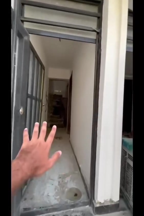 بيت في منطقه الدوره مساحته ٥٠متر سعره ب٦٠مليون ويحتوي ع خدمات ايضا وتفاصيل موضحه في الفديو ...
للاستفسار يرجى الاتصال ع الرقم هذا ***********
