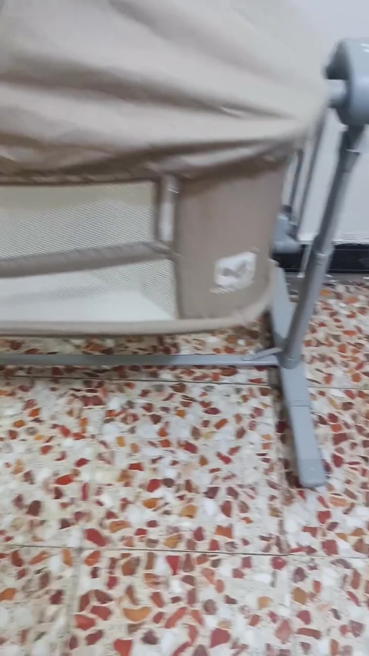 كاروك طفل جديد مستخدم اقل شهر  نضيف جدا هزاز كهربائي وبلوتوث وريموت و موسيقى عند بكاء الطفل يتحرك الكاروك اوتوماتيكيا ينفتح سحاب يصير العمق مالته 80سم لحبس طفل داخله من عمر يوم لعمر3سنوات  ماركة cool babyللتواصل على الرقم*********** بغداد الزعفرانية شارع المعهد
