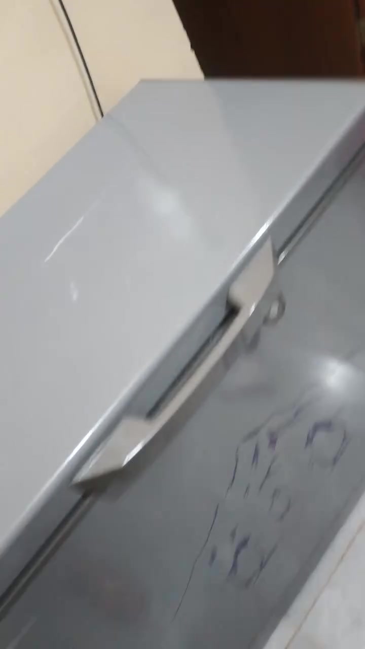 مجمده للبيع نضيفه جدا استخدام قلييييييييل جدا سعر٢٥٠ قفل عنوان زعفرانيه للاتصال***********
